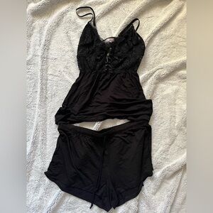 New never worn size large black Daisy Fuentes shorts and lace cami